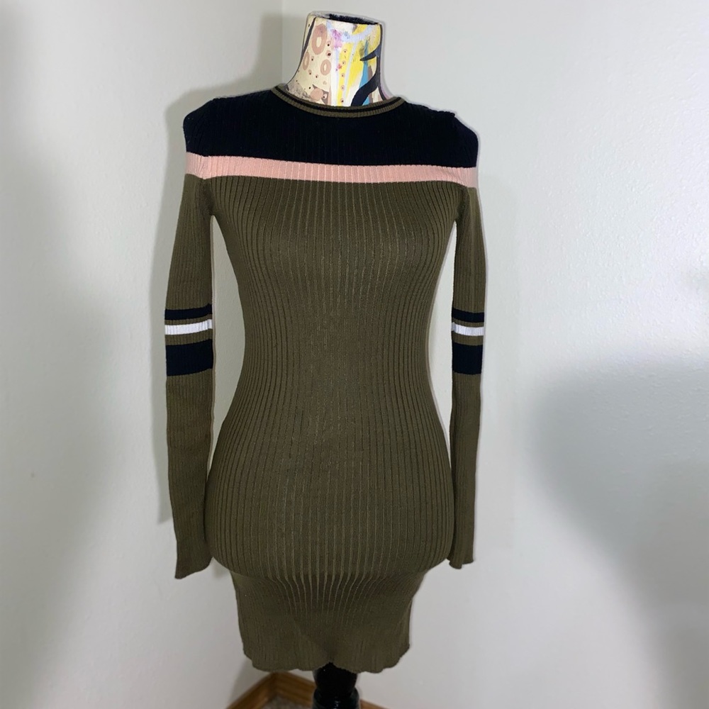 Forever 21 bodycon dress long sleeve. Size: women’s S.